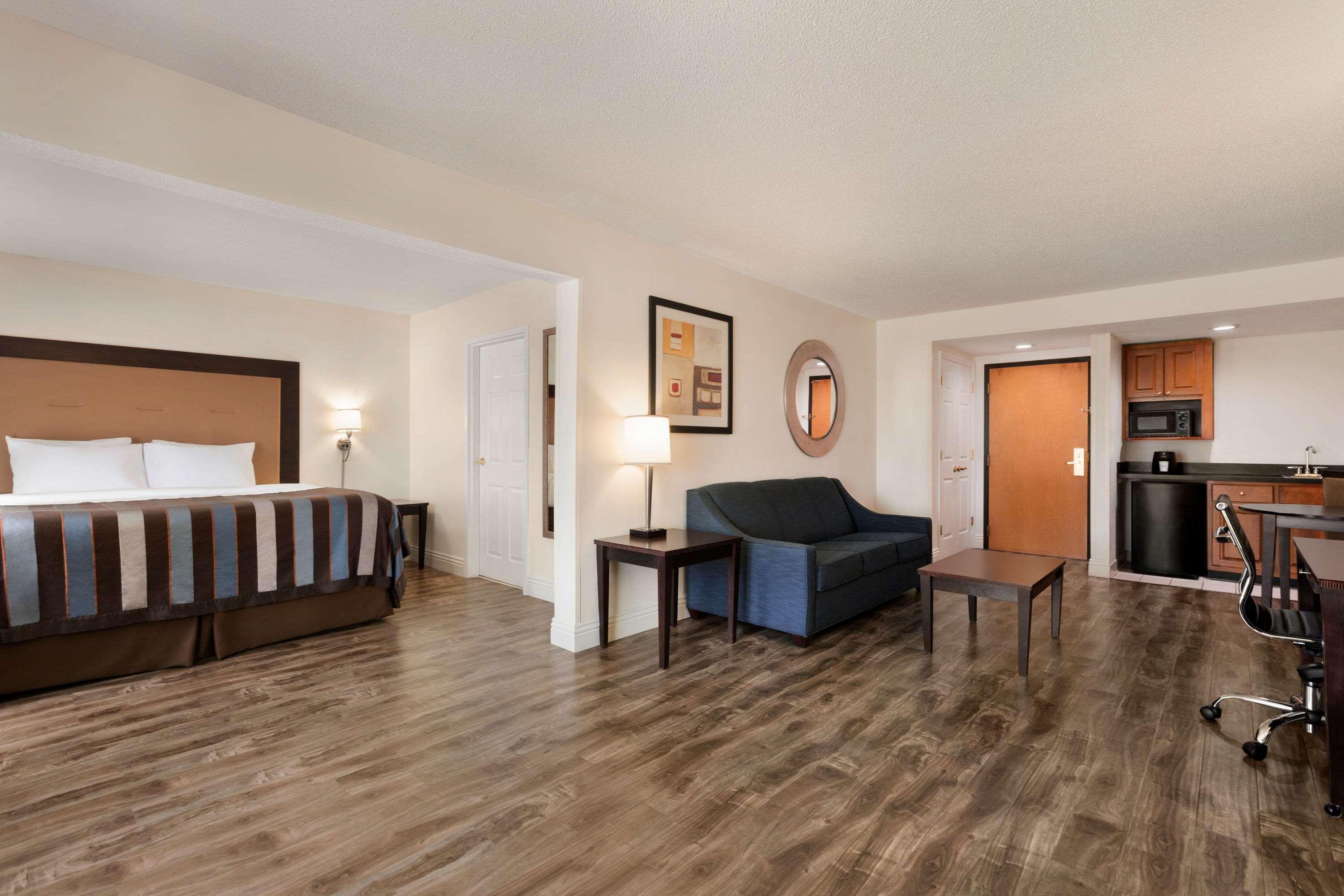 Wingate By Wyndham Montgomery Exterior photo